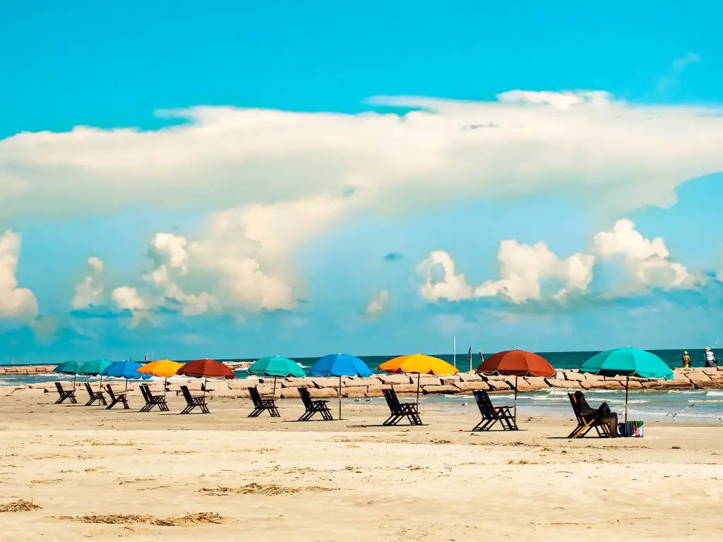 Coloridas sombrillas y tumbonas en la playa de Galveston Island, Texas