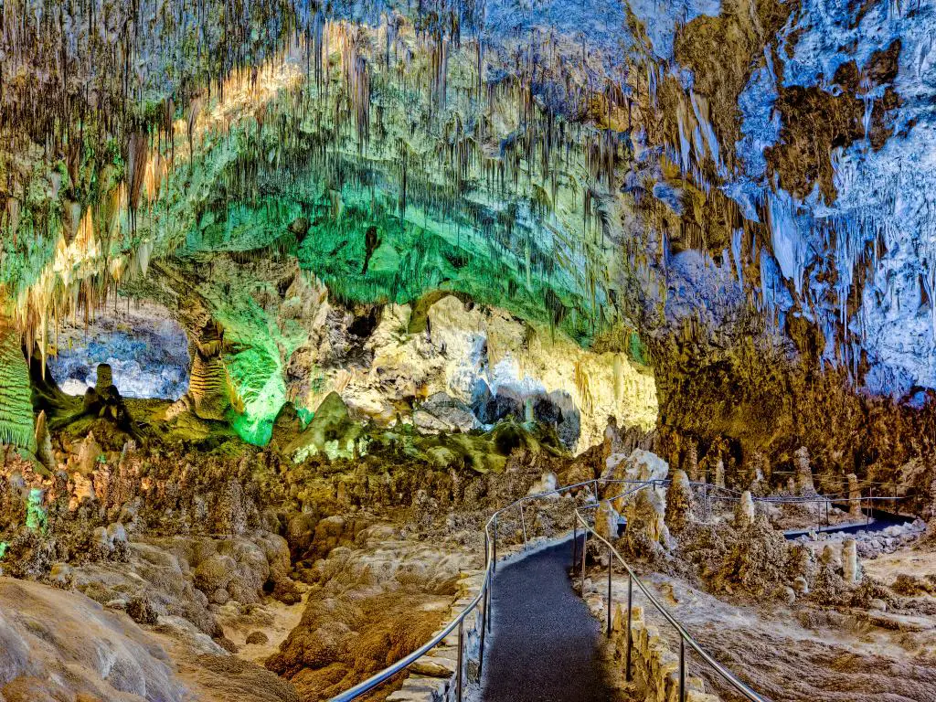 Camino a través de la caverna Big Room en las Cavernas de Carlsbad, Nuevo México