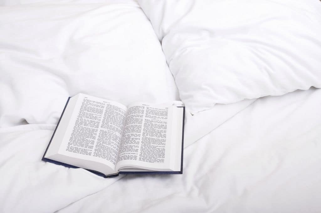 Biblia en la cama del hotel