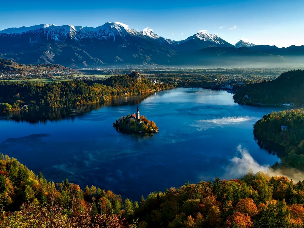 El castillo de Bled, en medio del lago Bled, está rodeado de coloridas hojas de otoño