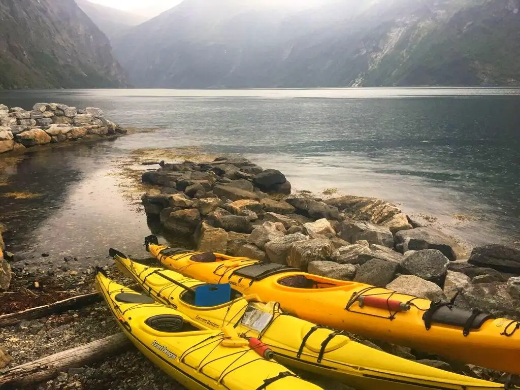 Kayaks estacionados en un camping en Noruega