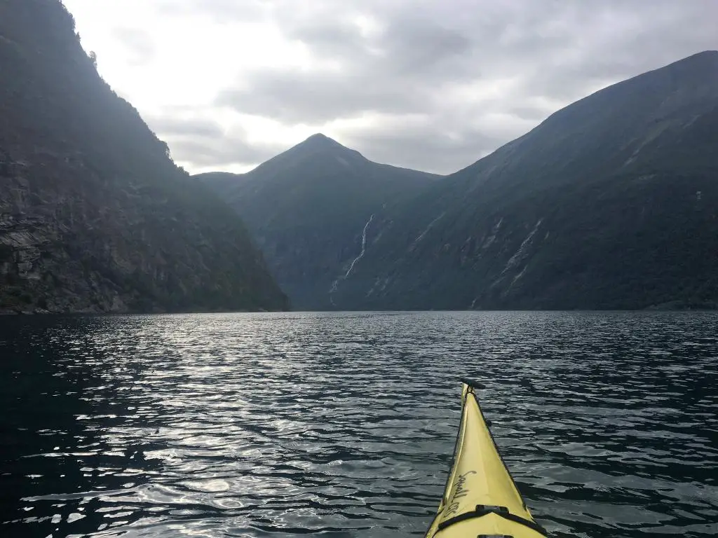 Una vista del agua y las montañas desde el kayak.