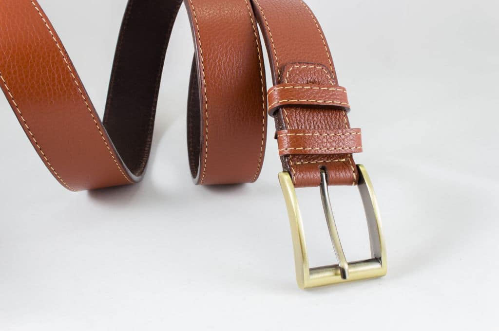 Cinturón de piel marrón con hebilla de metal