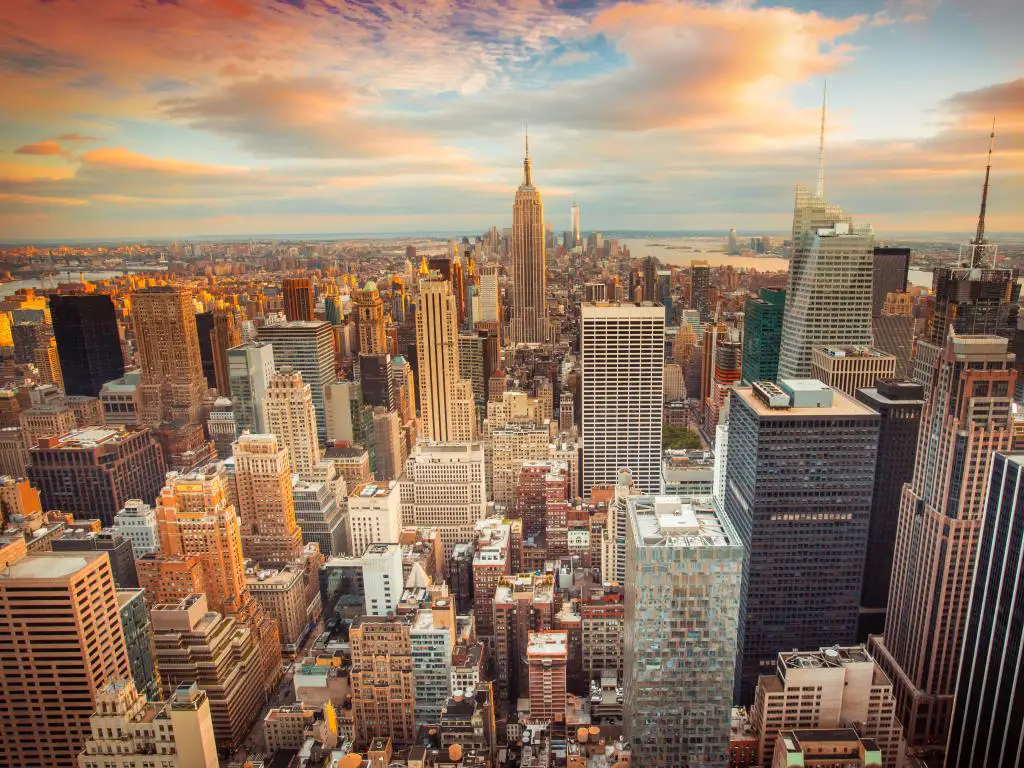 Ciudad de Nueva York, EE.UU. tomada al atardecer con una vista aérea de la ciudad con vistas al centro de Manhattan.