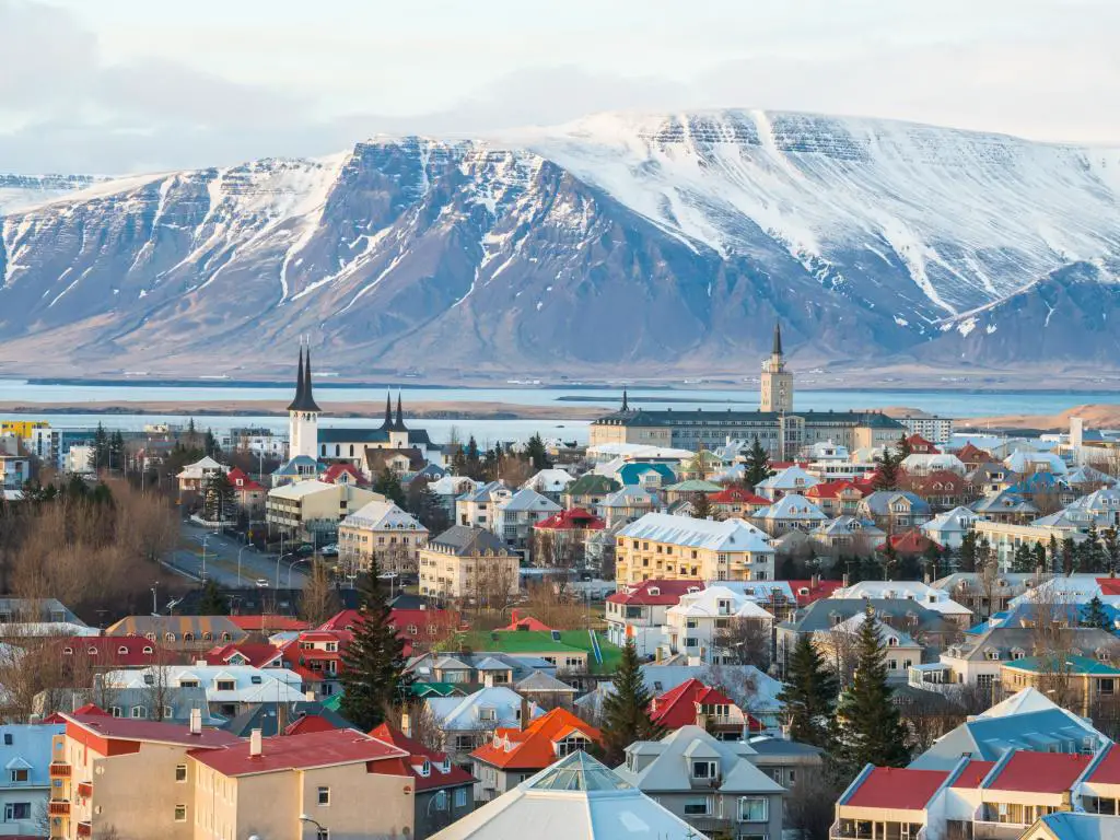 Vista panorámica de Reykjavik con montañas al fondo durante el invierno