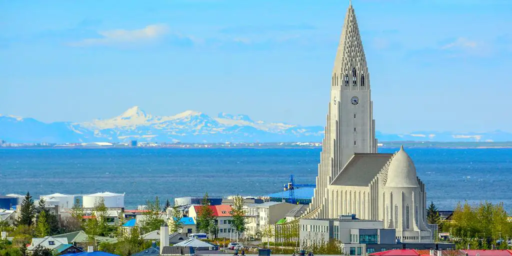 Hallgrímskirkja dominando las calles de Reykjavik