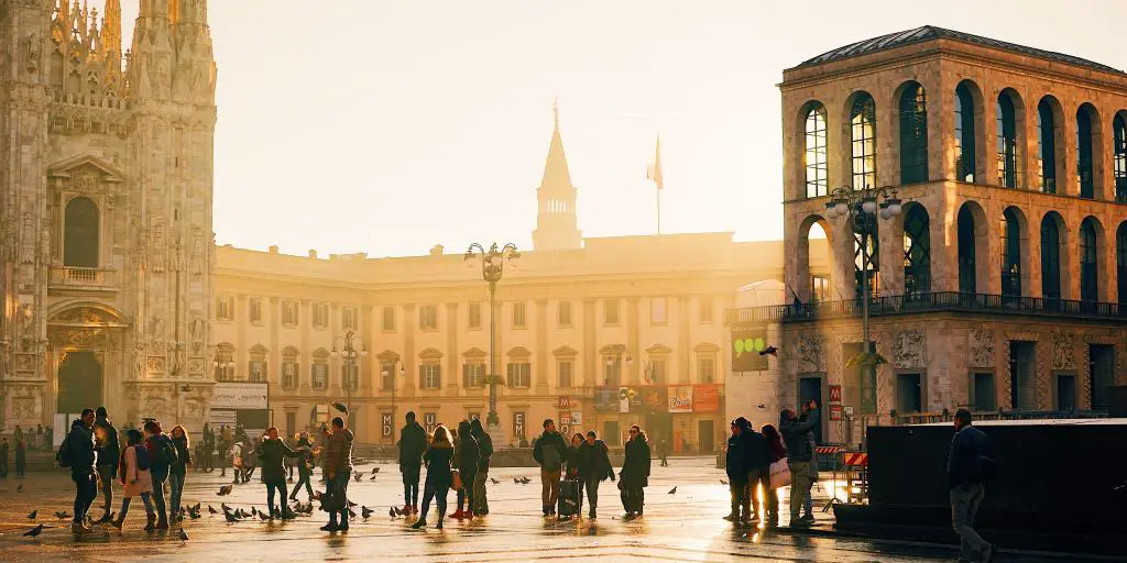 La gente camina en una plaza de la ciudad de Milán, Italia, en un día soleado
