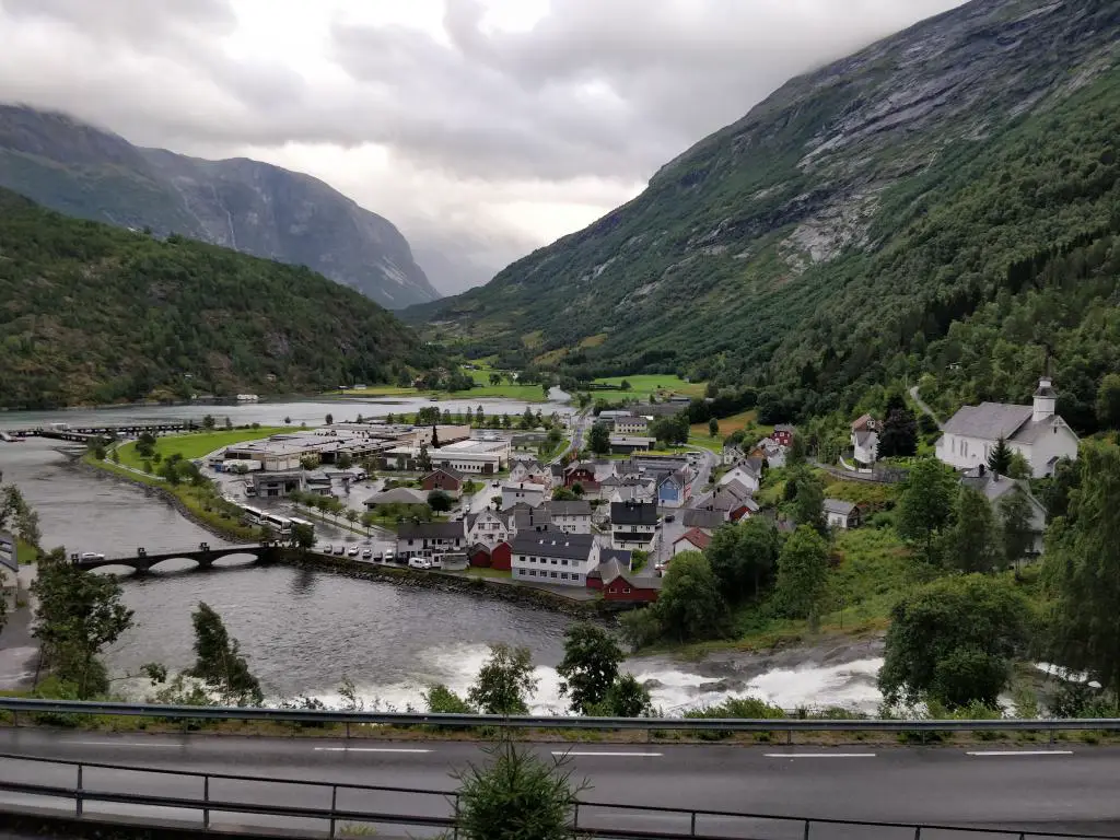 Una cascada se precipita más allá de la ciudad de Hellesylt en Noruega