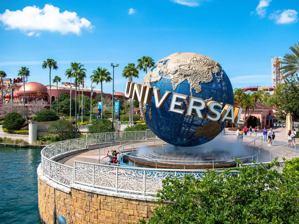Orlando, Florida, EE.UU. tomada en la esfera mundial en Universal Studios en un día soleado.