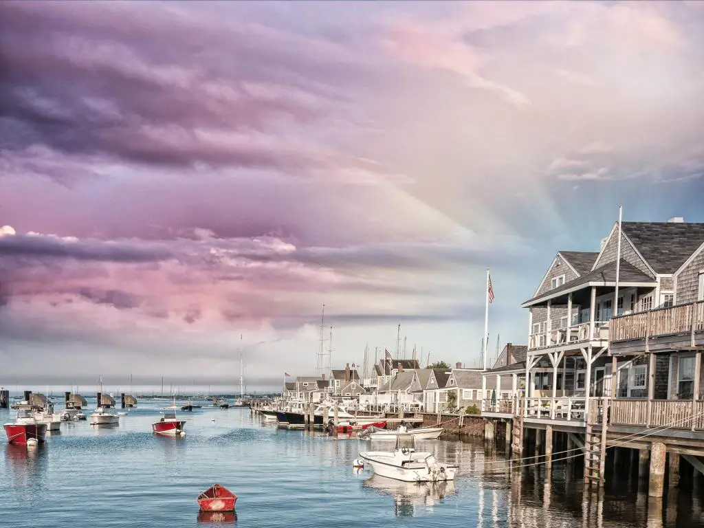 Hermosas casas de Nantucket, Massachusetts.  Casas sobre el agua al atardecer.