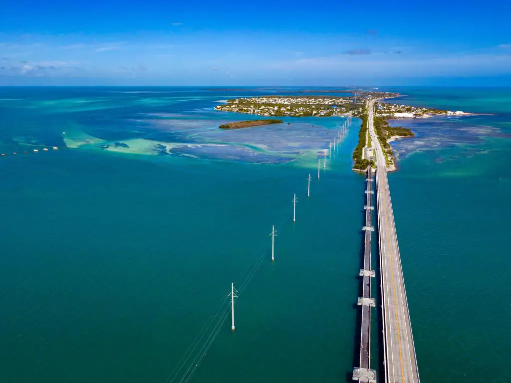 Key West Florida, carretera y puentes sobre el panorama de la vista aérea del mar