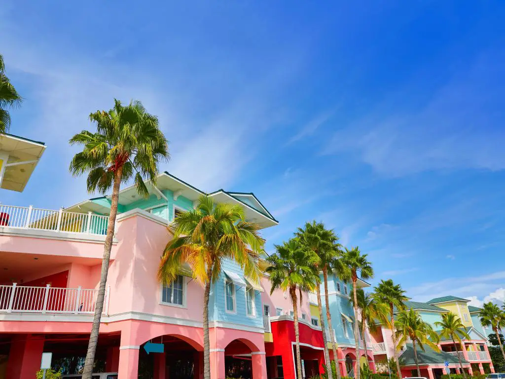 Florida Fort Myers coloridas fachadas y palmeras en EE.UU.