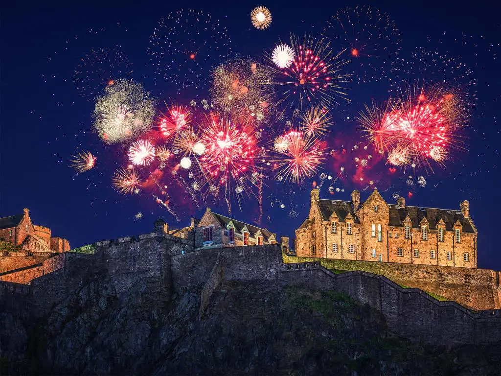 El castillo de Edimburgo con fuegos artificiales durante Hogmanay