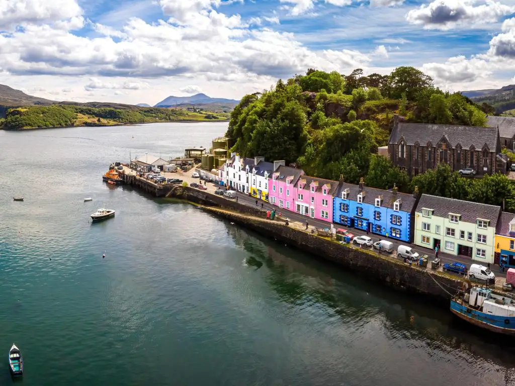 Casas coloridas de Portree, Isla de Skye, Escocia, Reino Unido