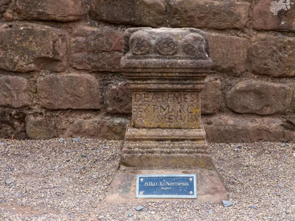 El Altar a Némesis en el Anfiteatro Romano en la histórica ciudad de Chester, Reino Unido.