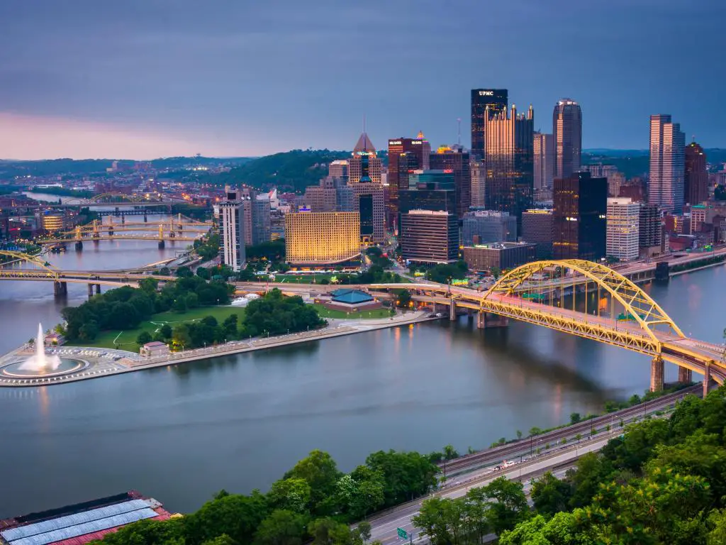 Vista nocturna de Pittsburgh desde la parte superior de la pendiente Duquesne en Mount Washington, Pittsburgh, Pensilvania.