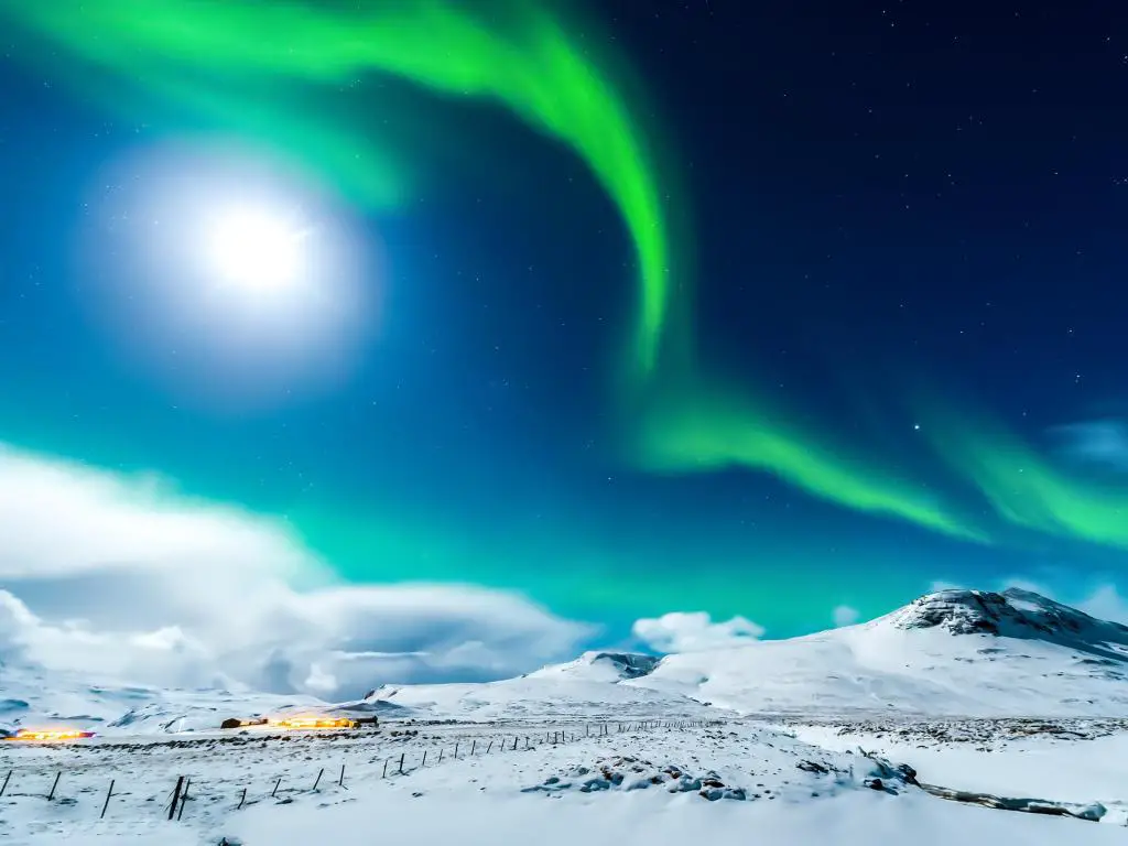 Cielo de la aurora boreal en el paisaje nocturno de invierno de Alaska.  Aurora boreal Alaska