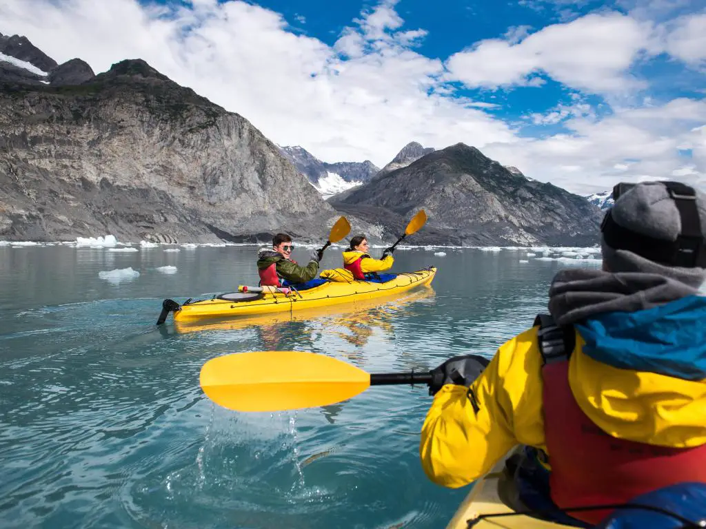 Glaciar del oso en kayak en el océano durante su viaje de vacaciones a Alaska, EE. UU.