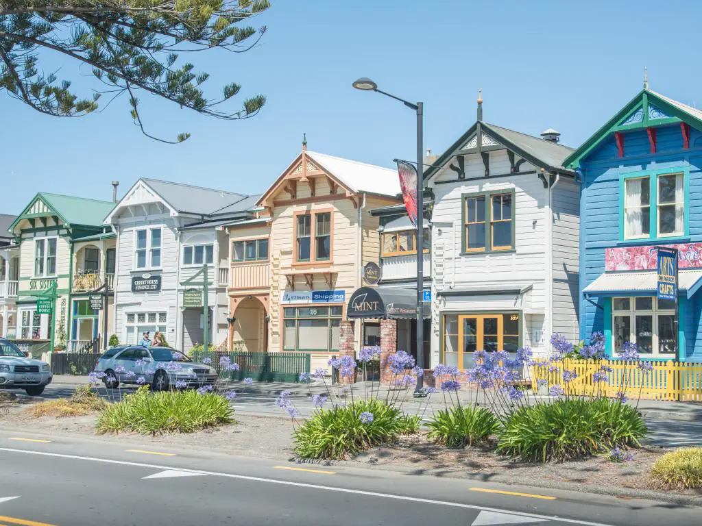 Napier, Nueva Zelanda, con vistas a las coloridas casas en la calle Marine Parade de Napier.