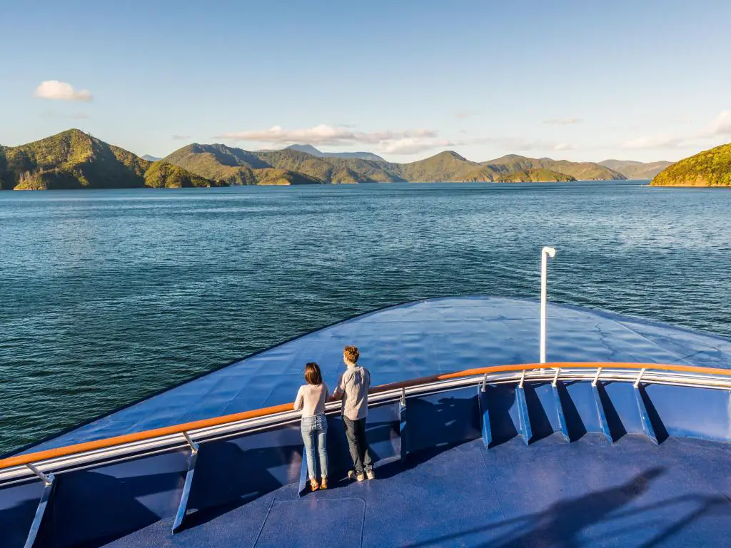 Turistas disfrutando de la travesía en ferry.  Picton a Wellington.  Cruce del estrecho de Cook, Nueva Zelanda