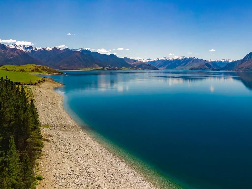 Fotos vibrantes panorámicas del lago Hawea y las montañas, Isla del Sur, Nueva Zelanda