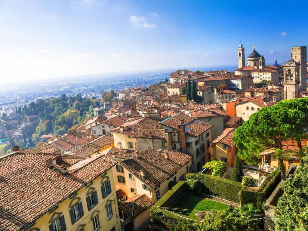 Vista de la Alta Bérgamo medieval - hermosa ciudad medieval en el norte de Italia