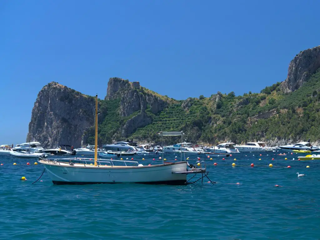 Barcos amarrados en una bahía a lo largo de la costa de Almafi