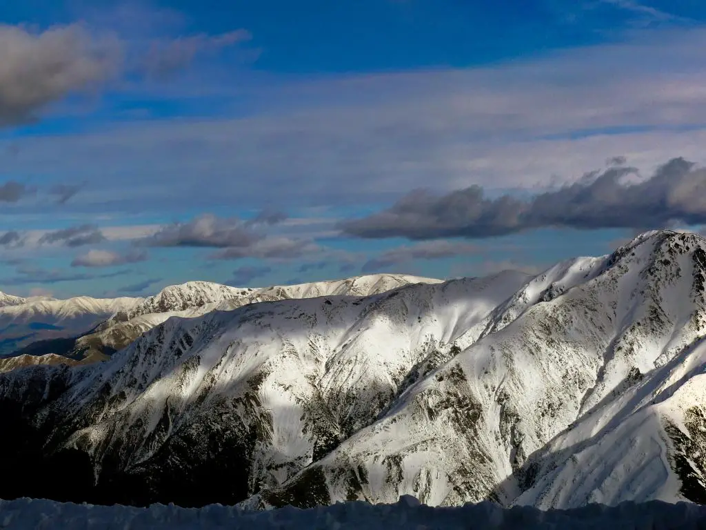 Mount Hutt en invierno, nieve en los picos