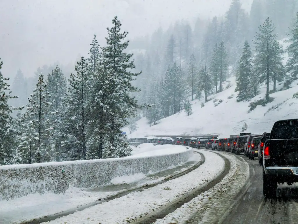 Un atasco de tráfico en la I-80 mientras los automóviles (coches) y los camiones se alinean en un puesto de control de cadena entre Truckee y Sacramento en el norte de California, cerca del lago Tahoe