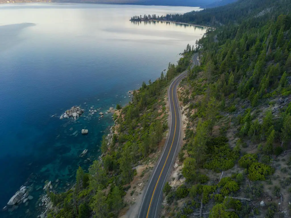 Vista aérea del lago Tahoe y la carretera que lo rodea.