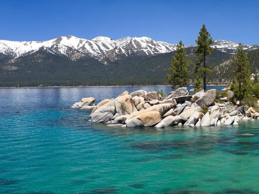 Paisaje del lago Tahoe con cielos azules con las montañas de Sierra Nevada al fondo