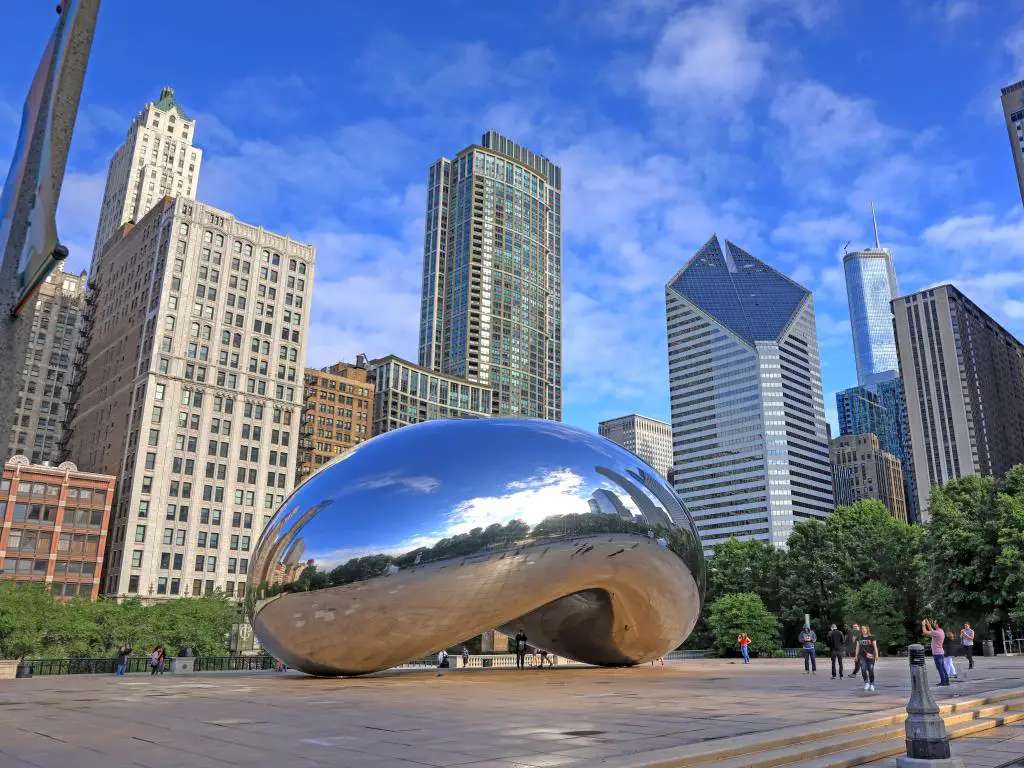 Chicago, Illinois, EE.UU. con el 'Cloud Gate' también conocido como 'The Bean' en Millennium Park en el centro de Chicago.