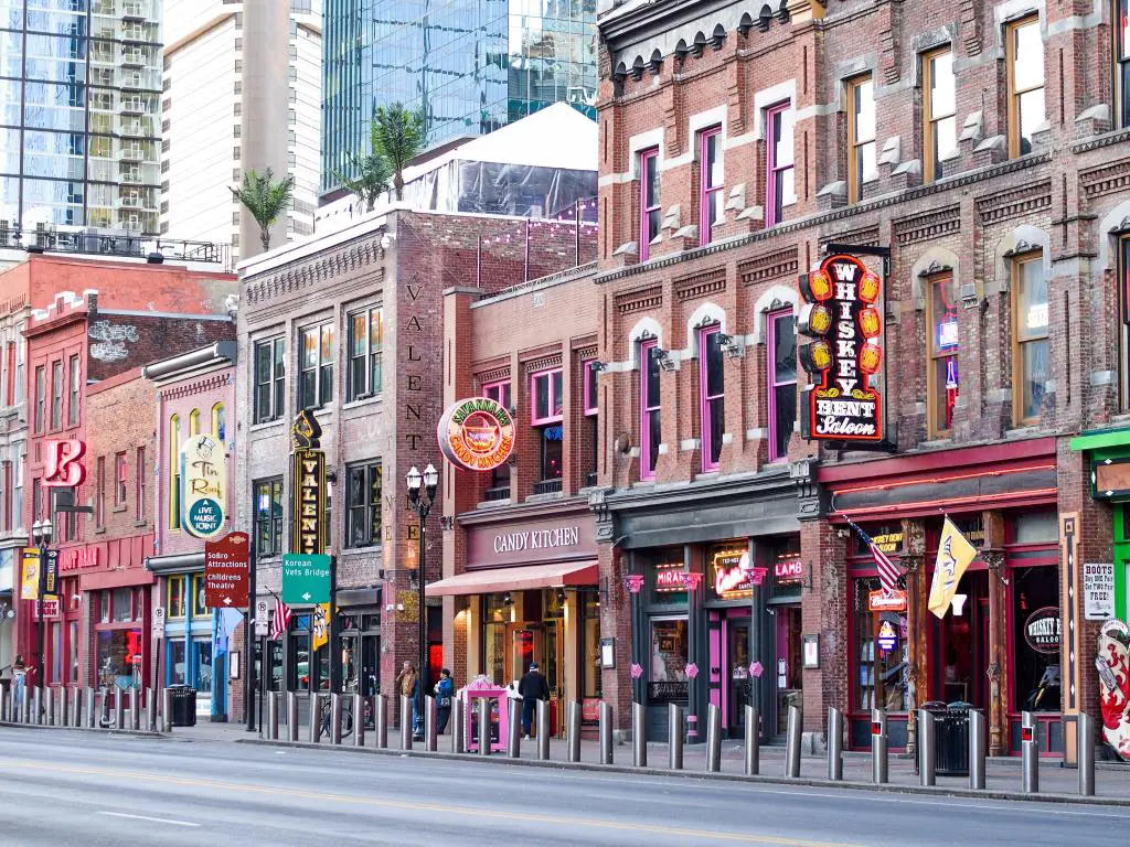 Nashville, Tennessee, EE. UU. En Broadway Street en Nashville, TN, con tiendas, bares y restaurantes.