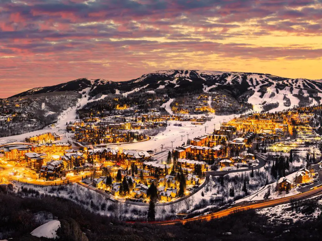 Horizonte de Snowmass Village con puesta de sol y pistas de esquí