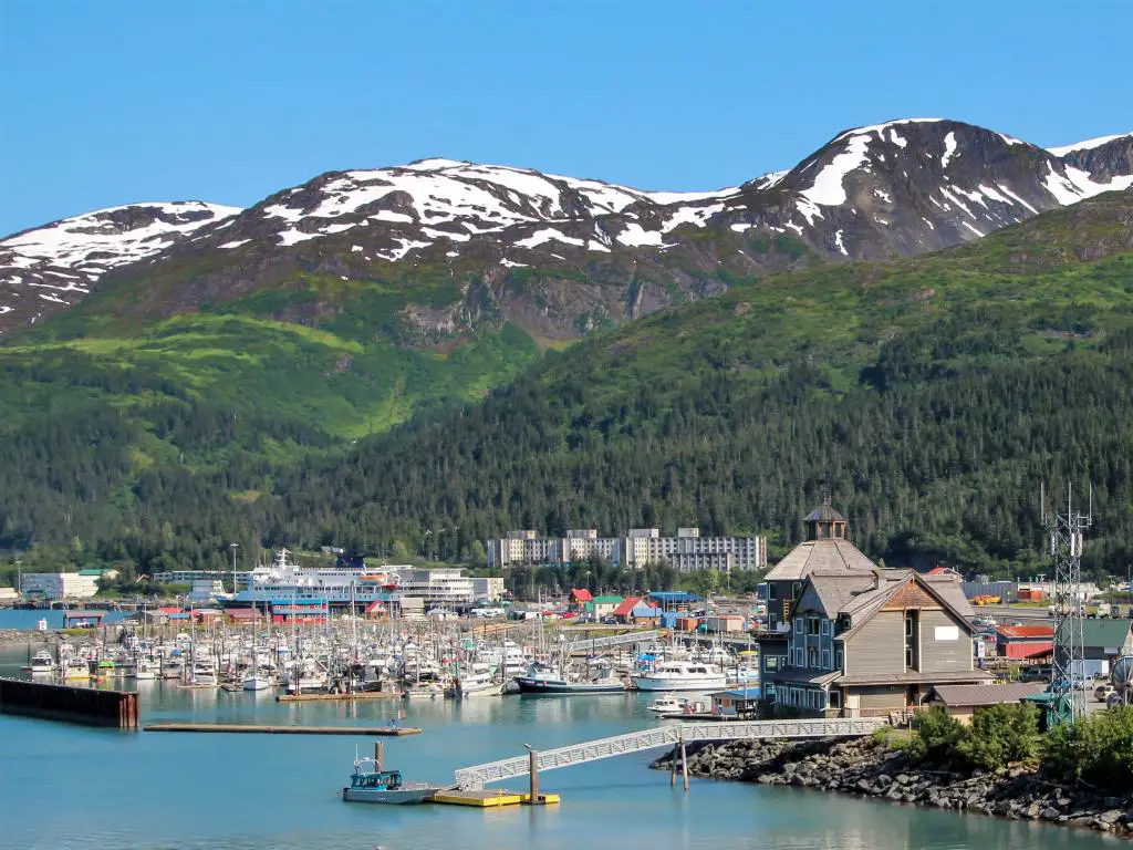Whittier, Alaska con Prince William Sound en primer plano y montañas detrás y barcos en el agua