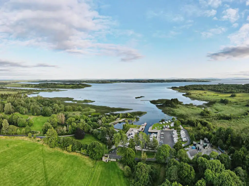 Vista panorámica de ariel del hermoso lago en Portumna, Co. Galway, Irlanda.