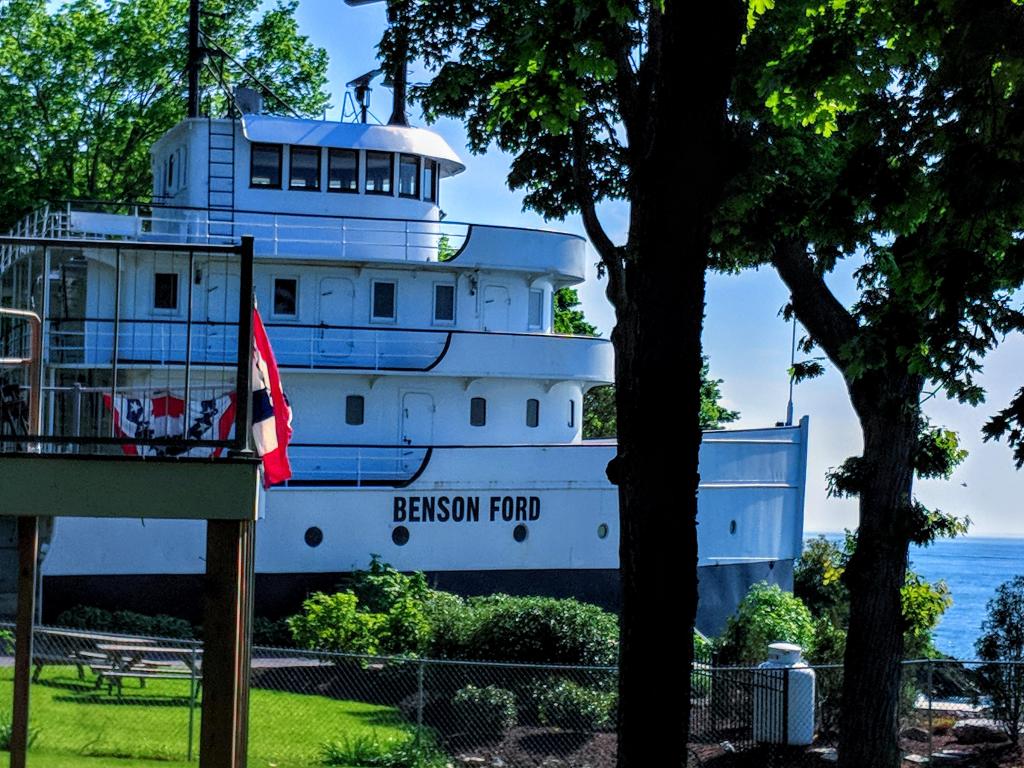 Vista del Benson Ford, un antiguo carguero propiedad de Ford que se ha convertido en una casa en South Bass Island.