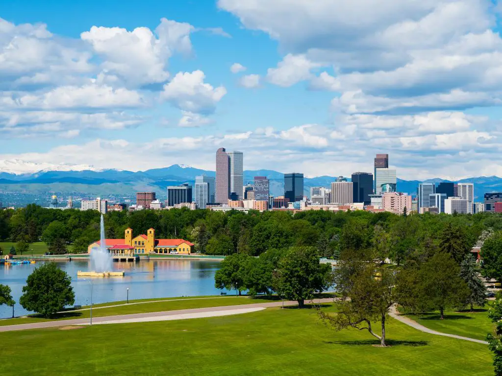 Centro de Denver, Colorado, Estados Unidos con el City Park en primer plano y el horizonte a lo lejos. 