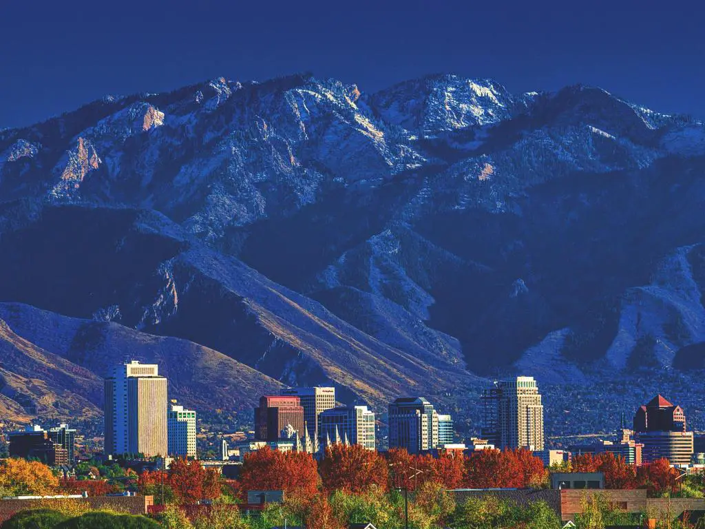Salt Lake City, Utah, EE.UU., con vistas al horizonte del centro de la ciudad con las montañas Wasatch al fondo bajo el sol de la tarde.
