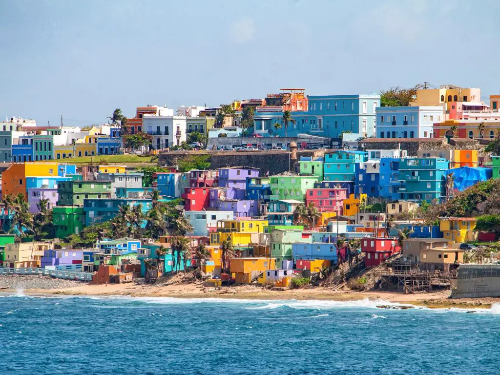 Coloridas casas bordean la ladera con vistas a la playa en San Juan, Puerto Rico