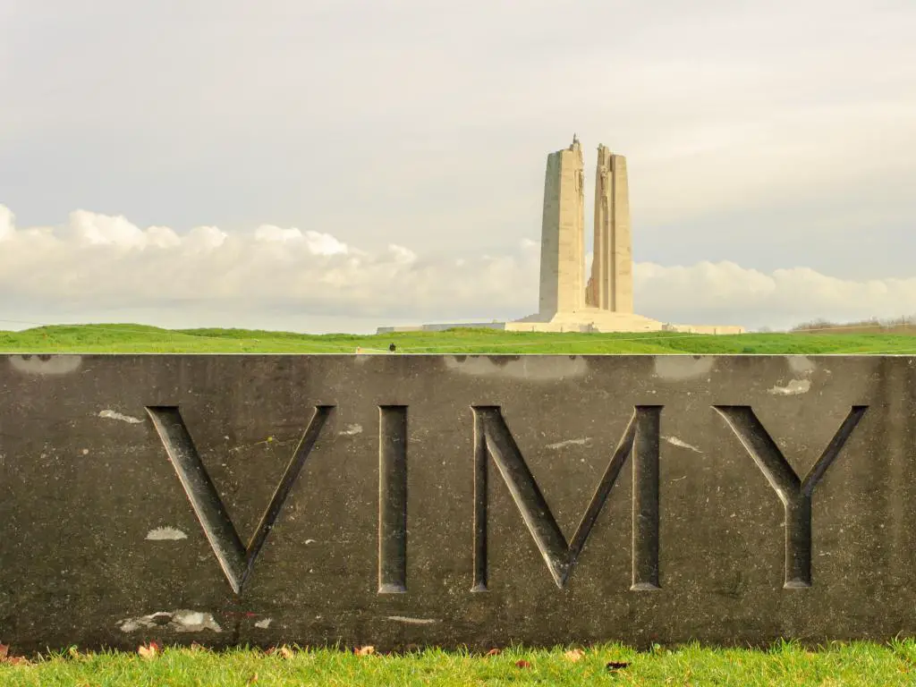 Lens, Francia con vistas al Canadian National Vimy Ridge Memorial en Francia.