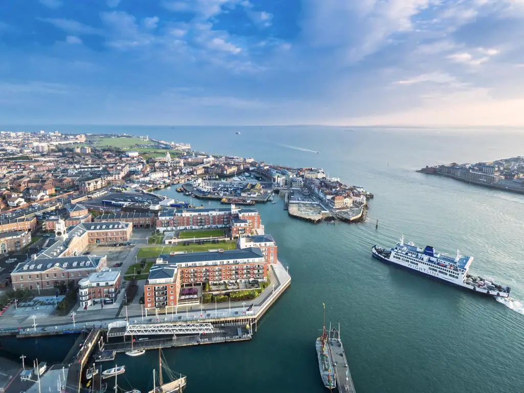 Portsmouth, Reino Unido, con vistas al puerto y al mar más allá en un día soleado.