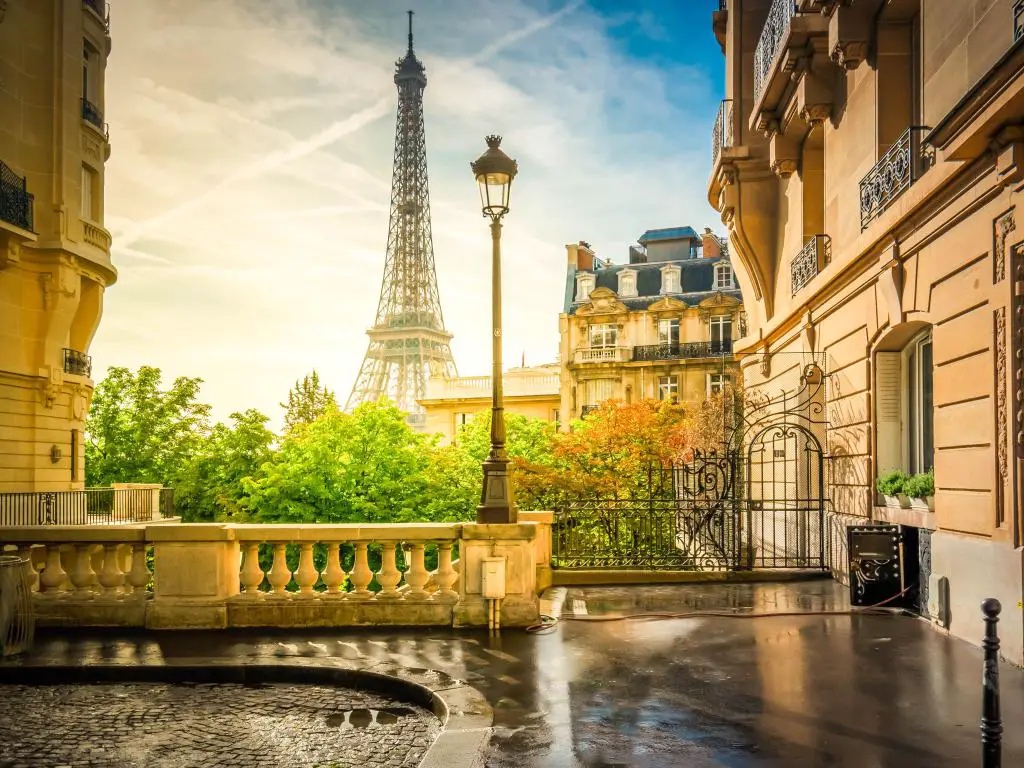 París, Francia, con una acogedora calle de París con vistas a la famosa Torre Eiffel en un día nublado de verano.