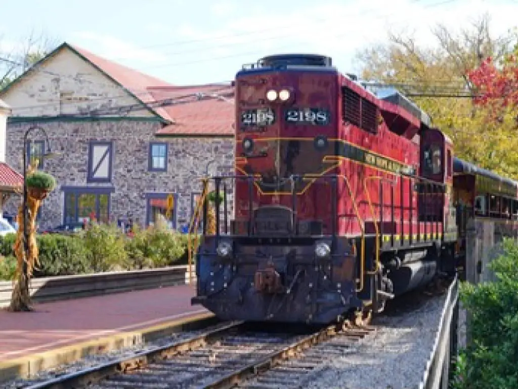 Una vieja locomotora de color rojo oscuro se detiene en la estación de New Hope Railroad, PA