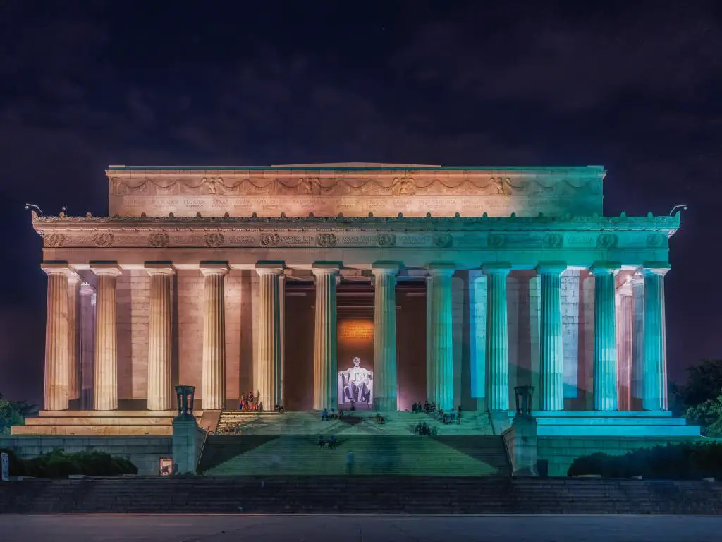 Vista nocturna del Lincoln Memorial, Washington DC, con luz azul proyectada sobre el monumento