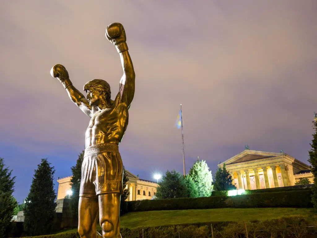 Primer plano de la estatua de Rocky, Filadelfia, al atardecer