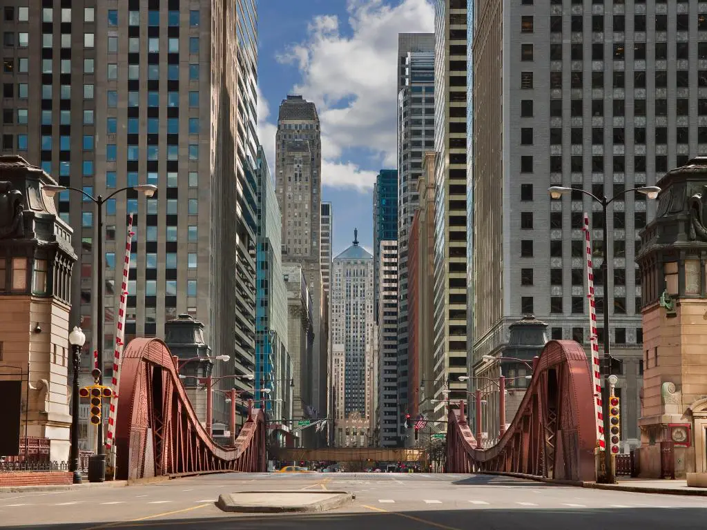 Chicago, Illinois, Estados Unidos.  tomada en la calle La Salle con edificios altos que conducen a la distancia. 