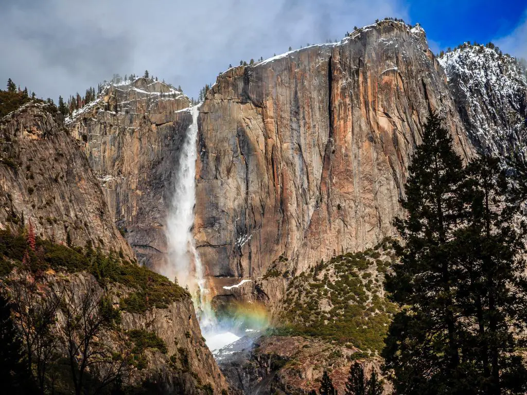Nieve y arco iris en Yosemite Falls, Parque Nacional Yosemite, California