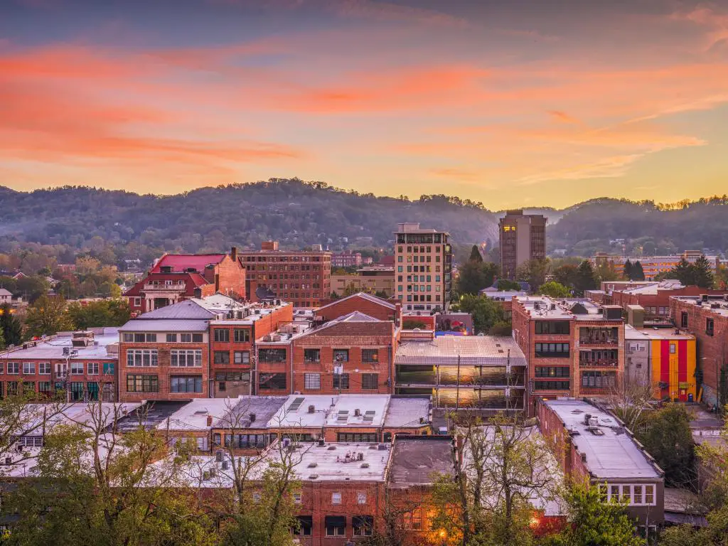 Horizonte del centro de Asheville, Carolina del Norte, Estados Unidos al amanecer.