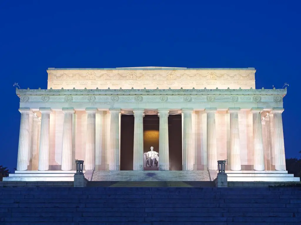 Monumento a Lincoln en el National Mall, Washington DC.  Lincoln Memorial sobre fondo de cielo azul en la oscuridad.
